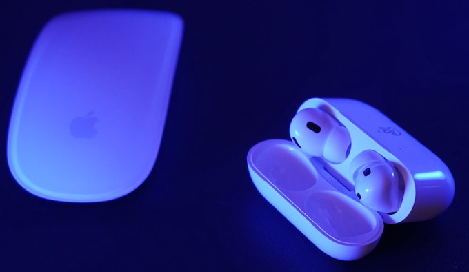 AirPods Pro 2 with Mac Mouse